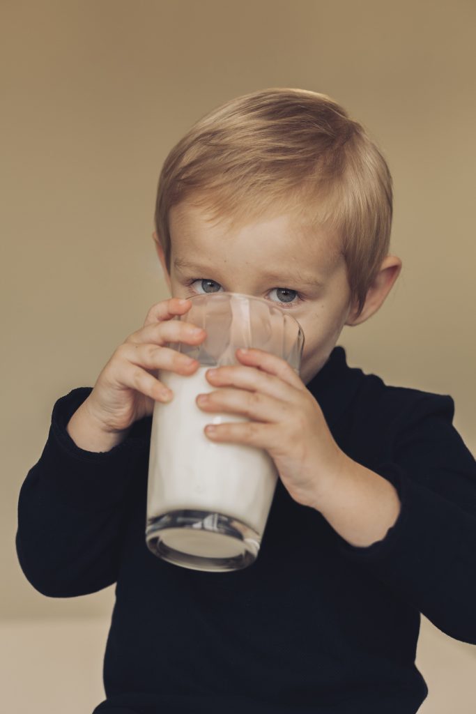 Niño tomando su vaso con leche